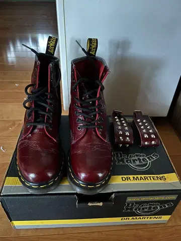 컨디션 최상 (Dr.Martens) 8홀 UK4 크림슨 영국제