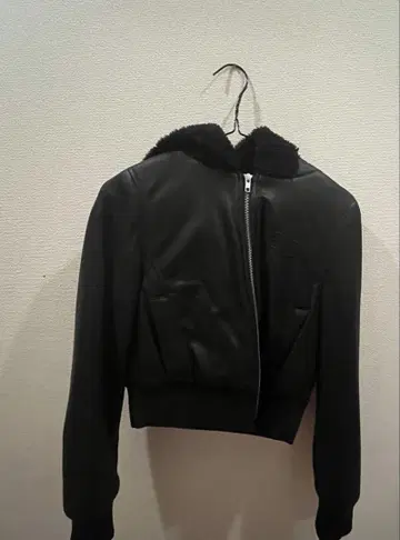 제이다의 가죽 원단 아우터