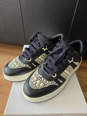 JIMMY CHOO 지미추 펄 장식 블랙 스니커즈