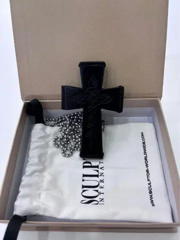 SCULPTOR INTERNATIONAL 블랙 크로스 목걸이