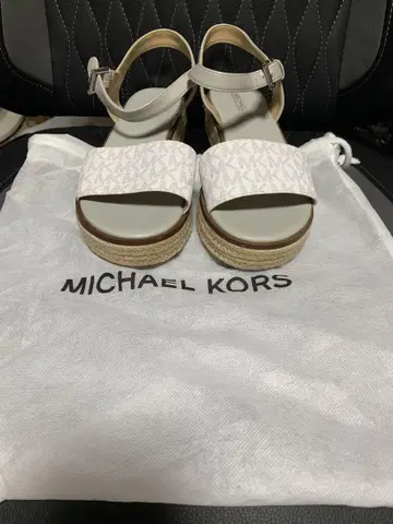 MICHAEL KORS 샌들