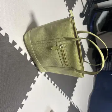 라임 그린 크로커다일 패턴 핸드백