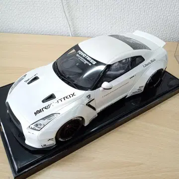 Nissan GT-R 화이트 1/18 스케일