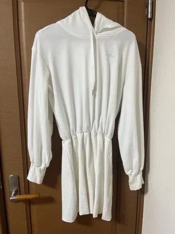 화이트 후드 부착 후드티 원피스