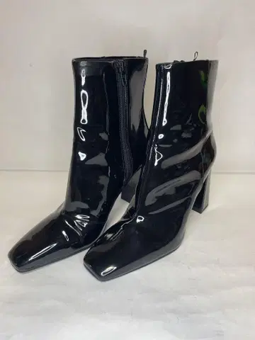 H&M 블랙 패턴트 레더 숏부츠 25cm