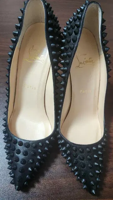 Christian Louboutin 스터드 장식 힐 블랙