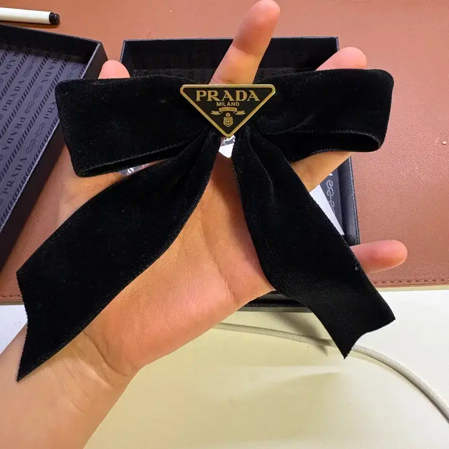 PRADA 프라다 Prada Velvet Ribbon Pin #프라다,#프라다머리핀