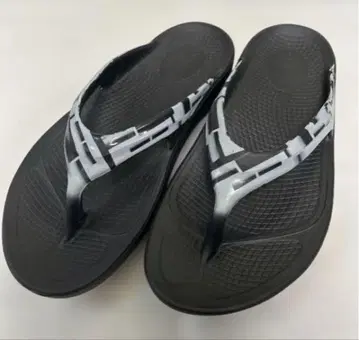 우포스 우라라 샌들 기하학 패턴