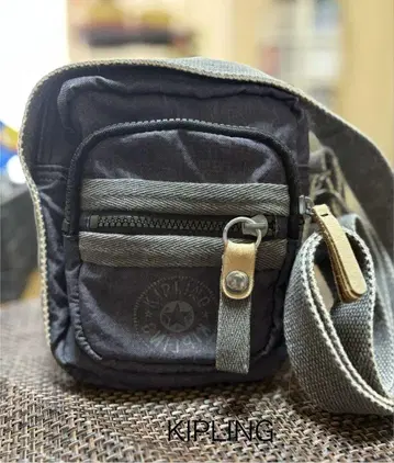 KIPLING 다크 그레이 숄더백