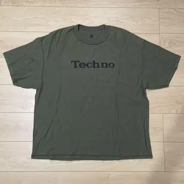 ISNESS MUSIC 테크노 T셔츠 올리브