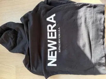 NEW ERA 블랙 후드 부착 후드티
