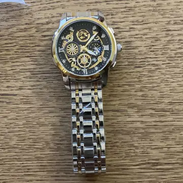 스켈레톤 디자인 손목시계 블랙과 금