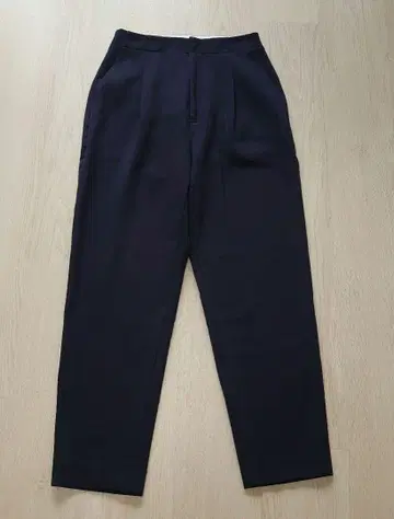 ESSEN 로트레아몽 턱 팬츠 네이비