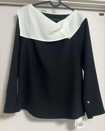 시착만 한 상품, 택 포함 La TOTARITE 드레이프 칼라 블라우스