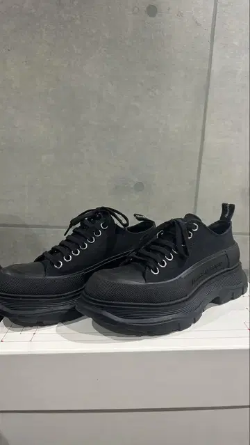 Alexander McQueen 블랙 스니커즈 40 표기