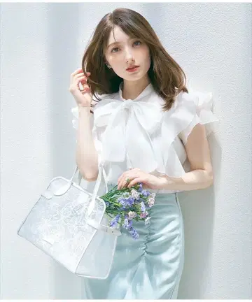 SWINGLE 화이트 멜로우 배색 보타이 블라우스