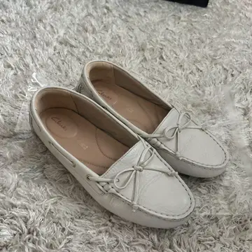 Clarks 화이트 가죽 로퍼