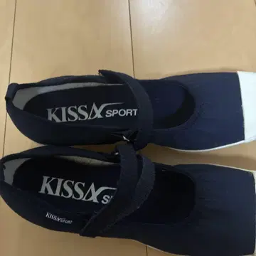 KISSA SPORT 네이비 스트랩 신발