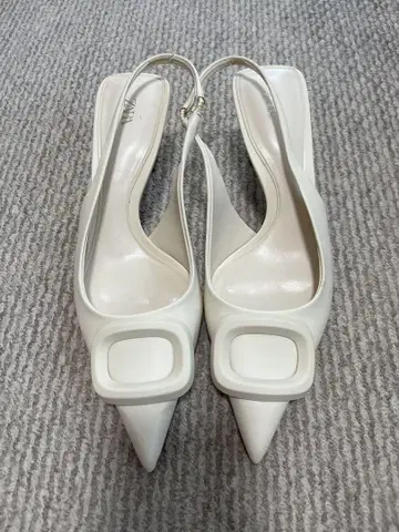 ZARA 화이트 슬링백 펌프스
