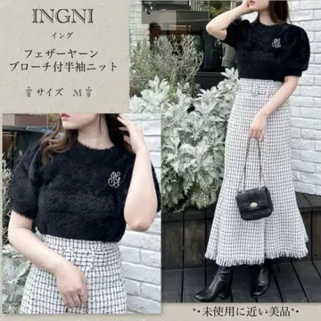 INGNI 페더얀 브로치 부착 반팔 니트