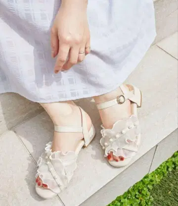 마제스틱 레곤 펄 시어 프릴 샌들