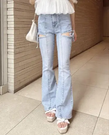INGNI 사이드 리본 컷 아웃 플레어 데님 팬츠