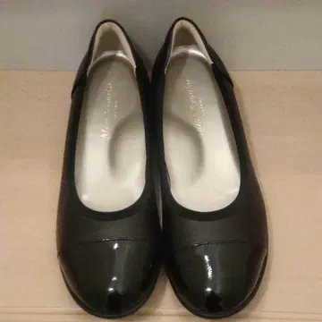 새상품 미스키코 경량 에나멜 콤비 플랫슈즈 23.0cm 4E 블랙