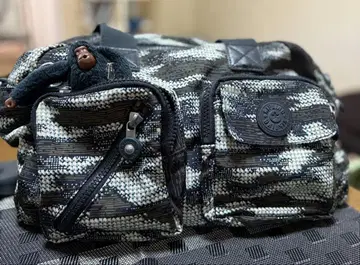 KIPLING 카모플라쥬 패턴 나일론 숄더백