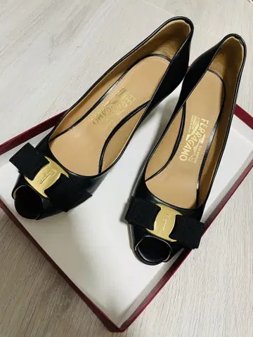 Ferragamo 블랙 오픈토 펌프스 새상품급