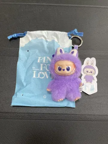 보라색 귀 달린 봉제 인형 캐릭터