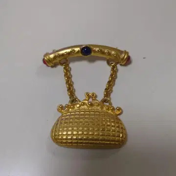 골드 컬러 핸드백형 브로치