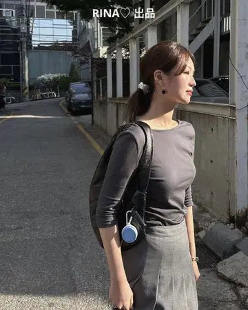 Ged 다크 그레이 스퀘어 넥 반팔 상의
