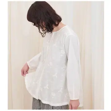 Lene 가지와 잎의 눈 자수 크루넥 블라우스