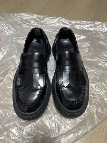 ZARA 블랙 프린지 통굽 로퍼 42