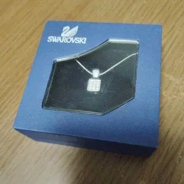SWAROVSKI 큐브형 탑 목걸이