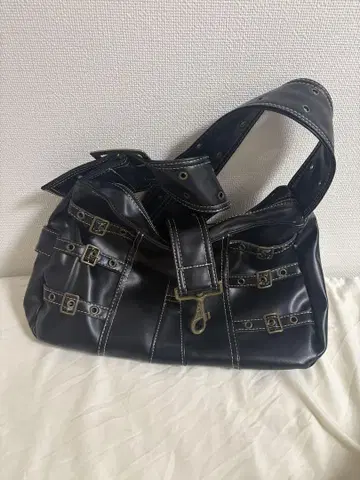 버클 장식 블랙 숄더백