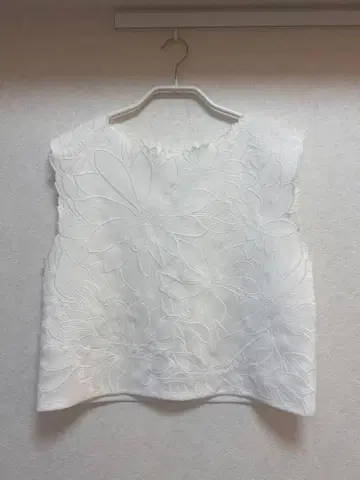 ZARA 플라워 자수 슬리브리스