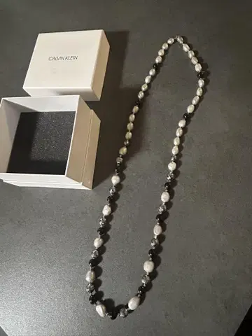 단 한 번 사용한 새상품급 CALVIN KLEIN 펄 목걸이