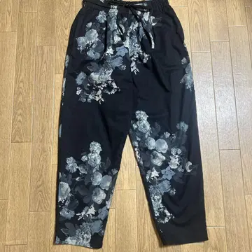 미즈이로 인드 플라워 캐주얼 팬츠 블랙
