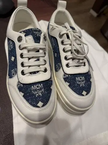 정품 MCM 화이트 데님 스니커즈 36