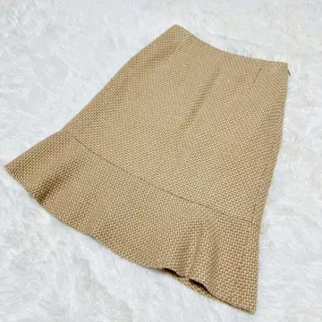 베이지 프릴 밑단 타이트 스커트
