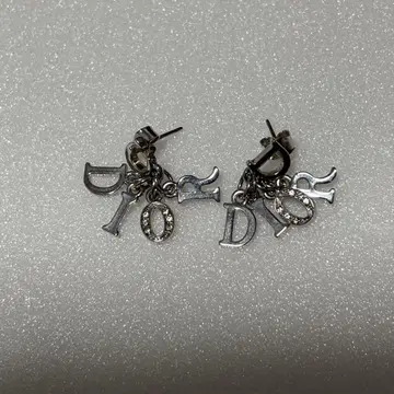 알파벳 참 귀걸이