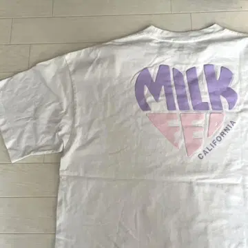 MILK FED. 하트 로고 화이트 백 프린트 T셔츠 파스텔 컬러