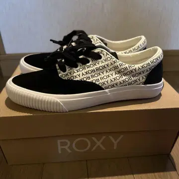 [ 미사용 새상품 ] ROXY 스니커즈 블랙/화이트 23cm