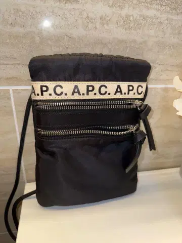 A.P.C 숄더백 사코슈