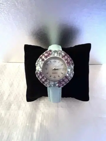 스카이블루 가죽 벨트의 젬스톤 장식 손목시계