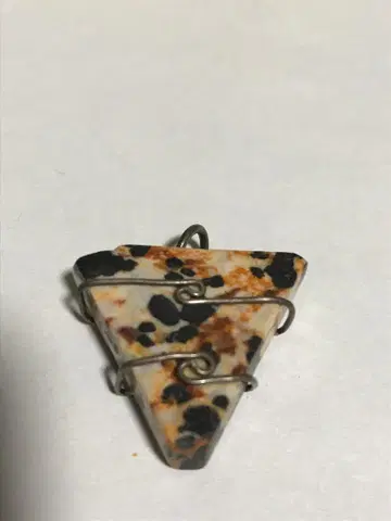 진카이트 펜던트 탑