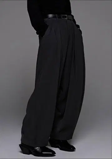 ADRER 엑스트라 퀄리티 레트로 와이드 실루엣 팬츠 차콜 그레이