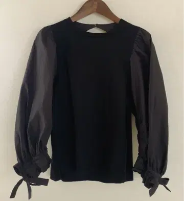 블랙 벌룬 슬리브 블라우스