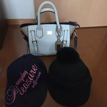 핸드백과 모자 세트